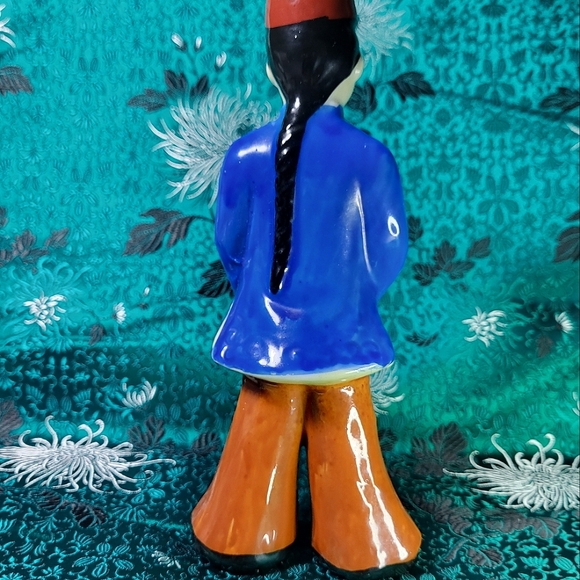 Vintage Porcelain hand painted Asian Man in traditional outfit 7" figurine - Picture 4 of 8